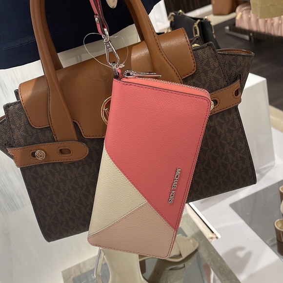 MICHAEL KORS LARGE TRAVEL CONTINENTAL WRISTLET WALLET PHONEHOLDER Tea Rose Multi - Picture 6 of 16